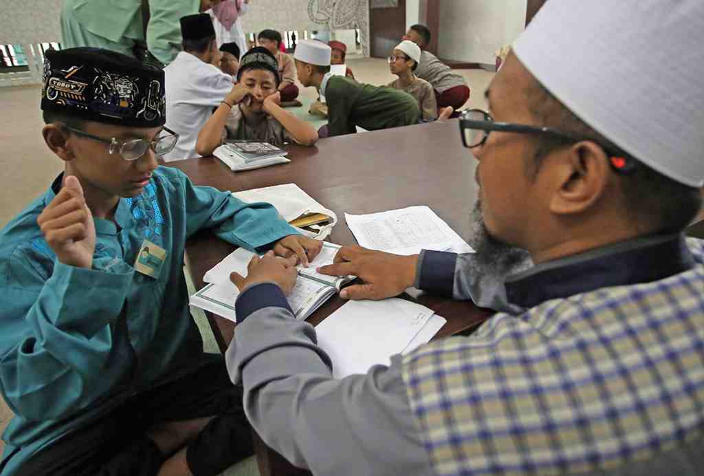 BELAJAR MENGAJI ANAK TUNA RUNGU