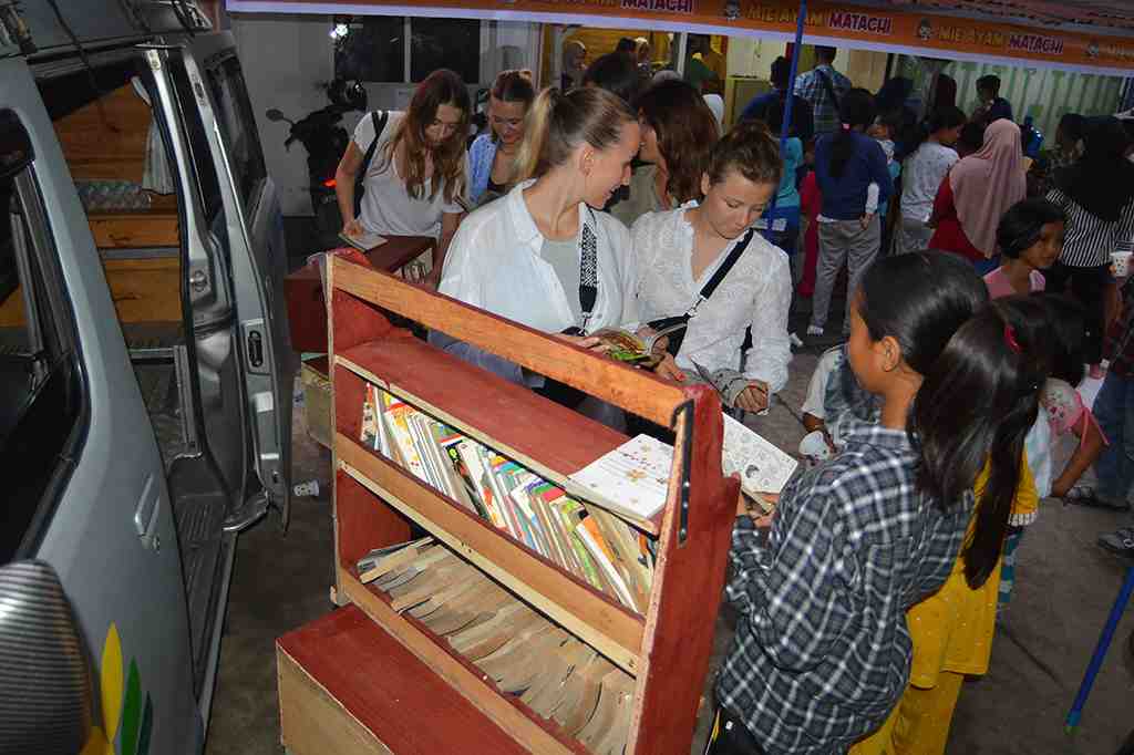 PELAYANAN PUSTAKA BERGERAK BERSAMA MAHASISWA PRANCIS