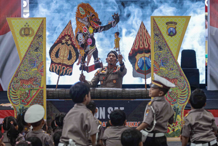 WAYANG EDUKASI SARAPAN BERGIZI OLEH POLISI