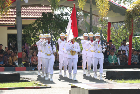 KIBARKAN BENDERA 