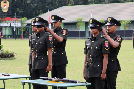 UNJUK KEBOLEHAN BONGKAR PASANG SENJATA