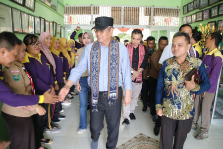 PJ GUBERNUR KALBAR TINJAU SMAN 1 BELIMBING MELAWI