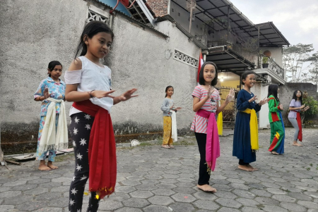 BERLATIH MENARI