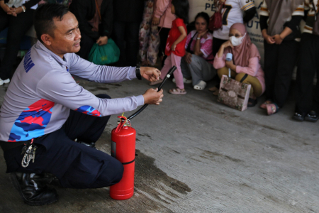 PEKERJA SPPG DILATIH CEGAH KEBAKARAN