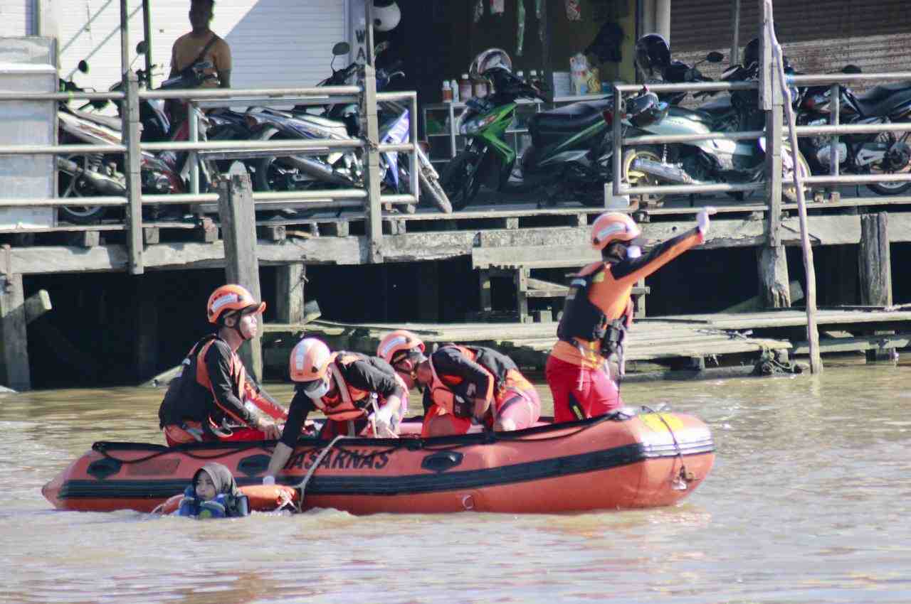 SIMULASI EVAKUASI KORBAN DI SUNGAI