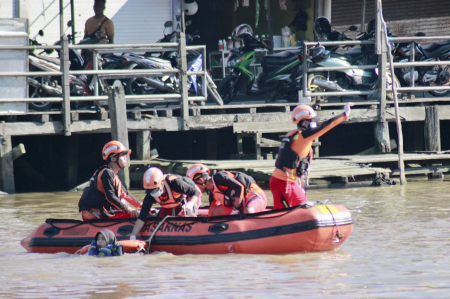 SIMULASI EVAKUASI KORBAN DI SUNGAI