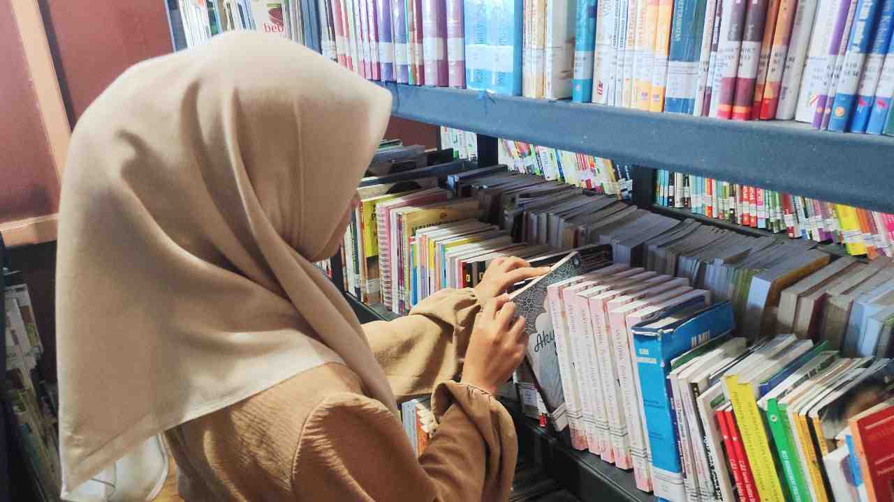 PILIH BUKU DI PERPUSTAKAAN