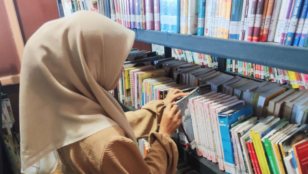 PILIH BUKU DI PERPUSTAKAAN