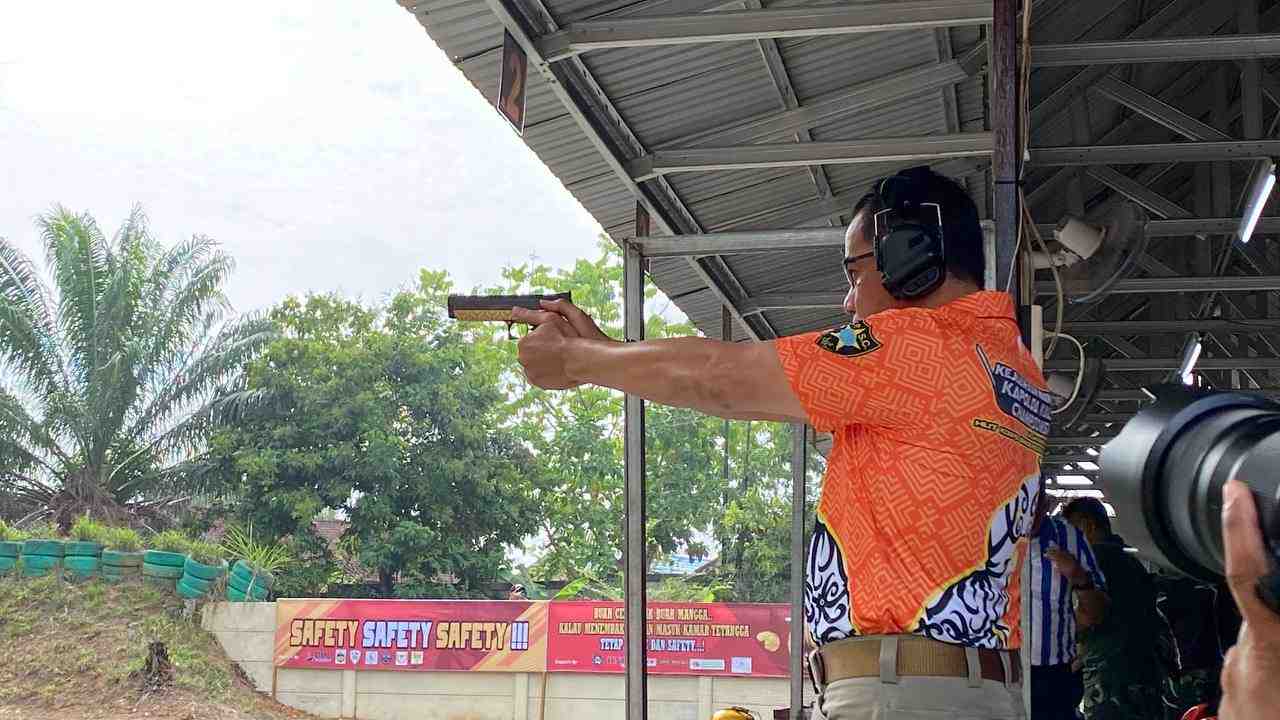 KAPOLDA KALSEL IKUTI TURNAMEN MENEMBAK