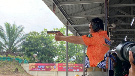  KAPOLDA KALSEL IKUTI TURNAMEN MENEMBAK