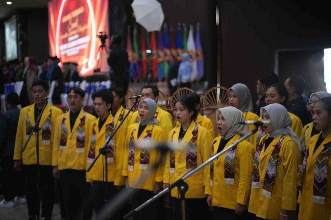 NYANYIKAN MARS UNIVERSITAS LAMBUNG MANGKURAT