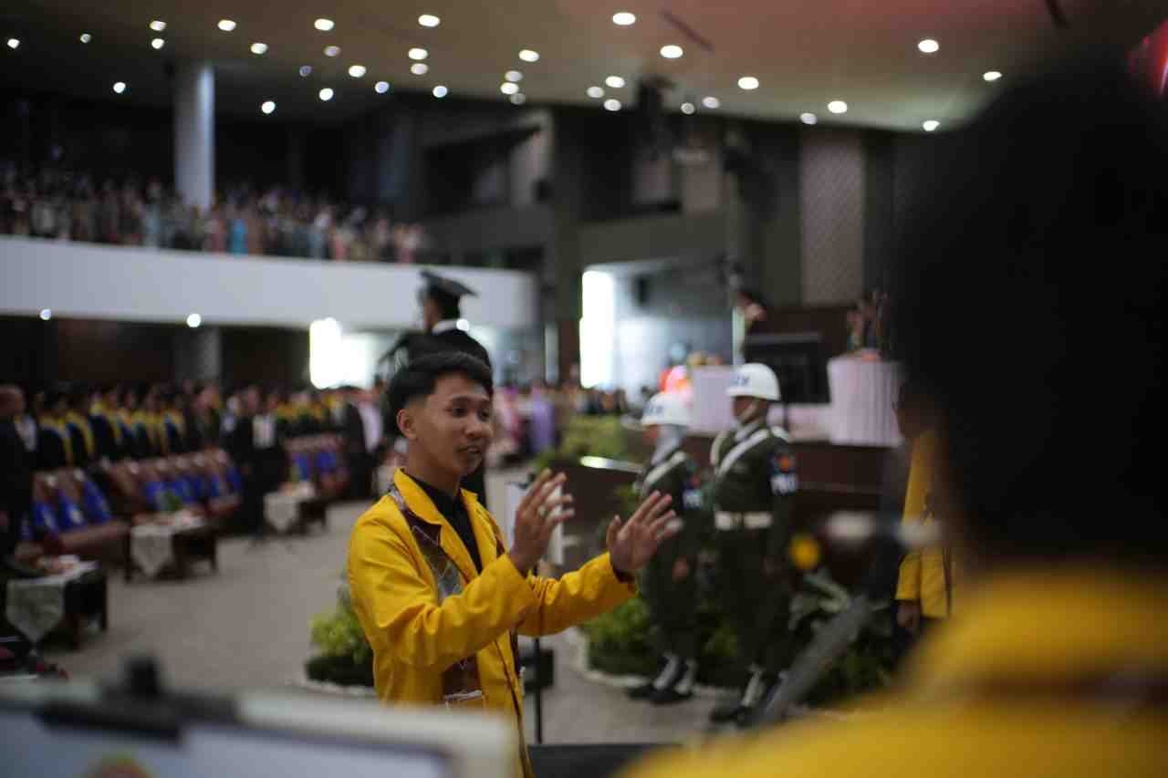 MENYANYIKAN MARS UNIVERSITAS LAMBUNG MANGKURAT