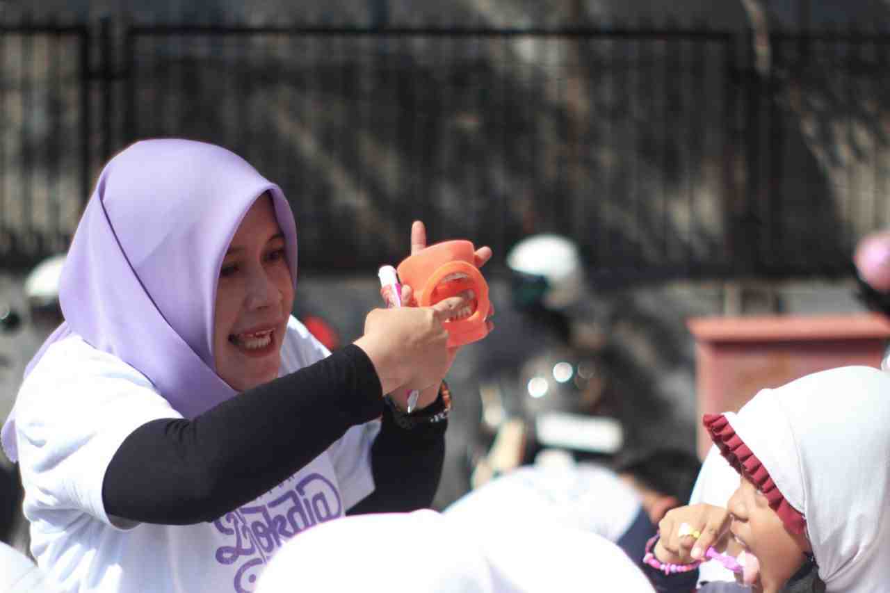 EDUKASI BERSIHKAN LIDAH