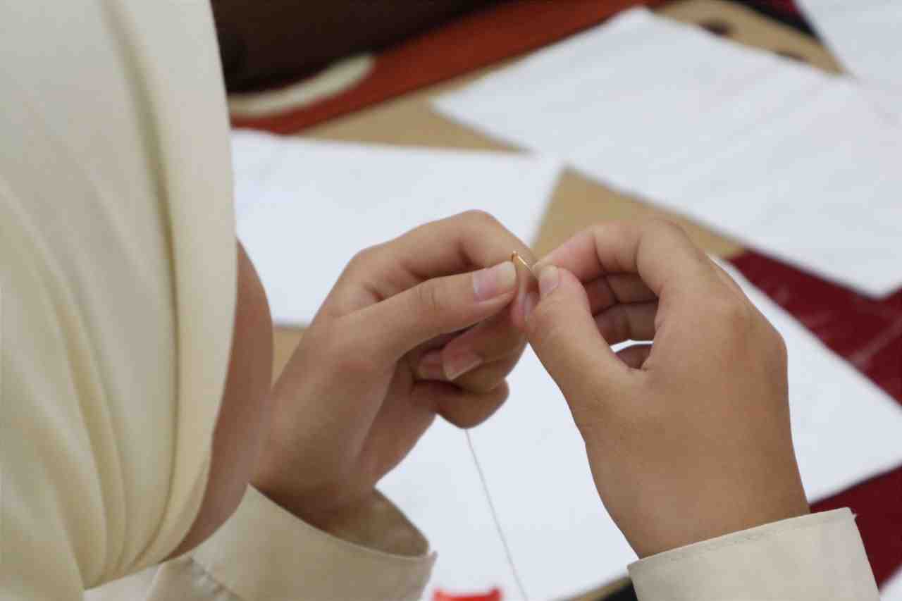 MASUKKAN BENANG DALAM JARUM