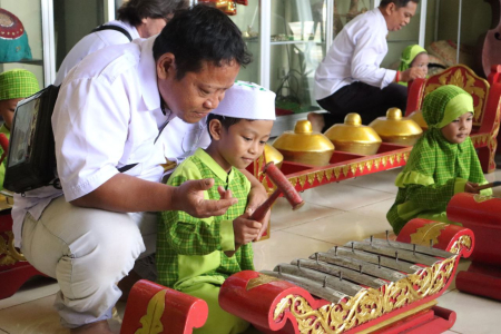 AJARKAN CARA BERMAIN GAMBANG