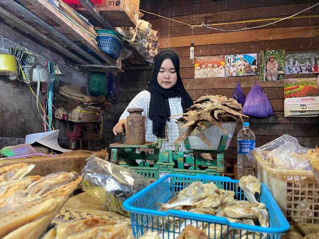 TIMBANG IKAN ASIN TENGGIRI