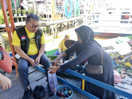 MENAWARKAN BARANG DAGANGAN