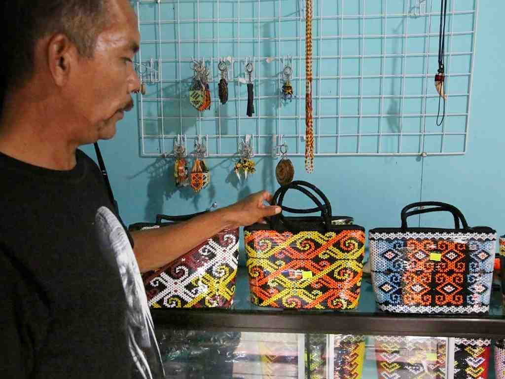 TAS MANIK-MANIK MOTIF DAYAK