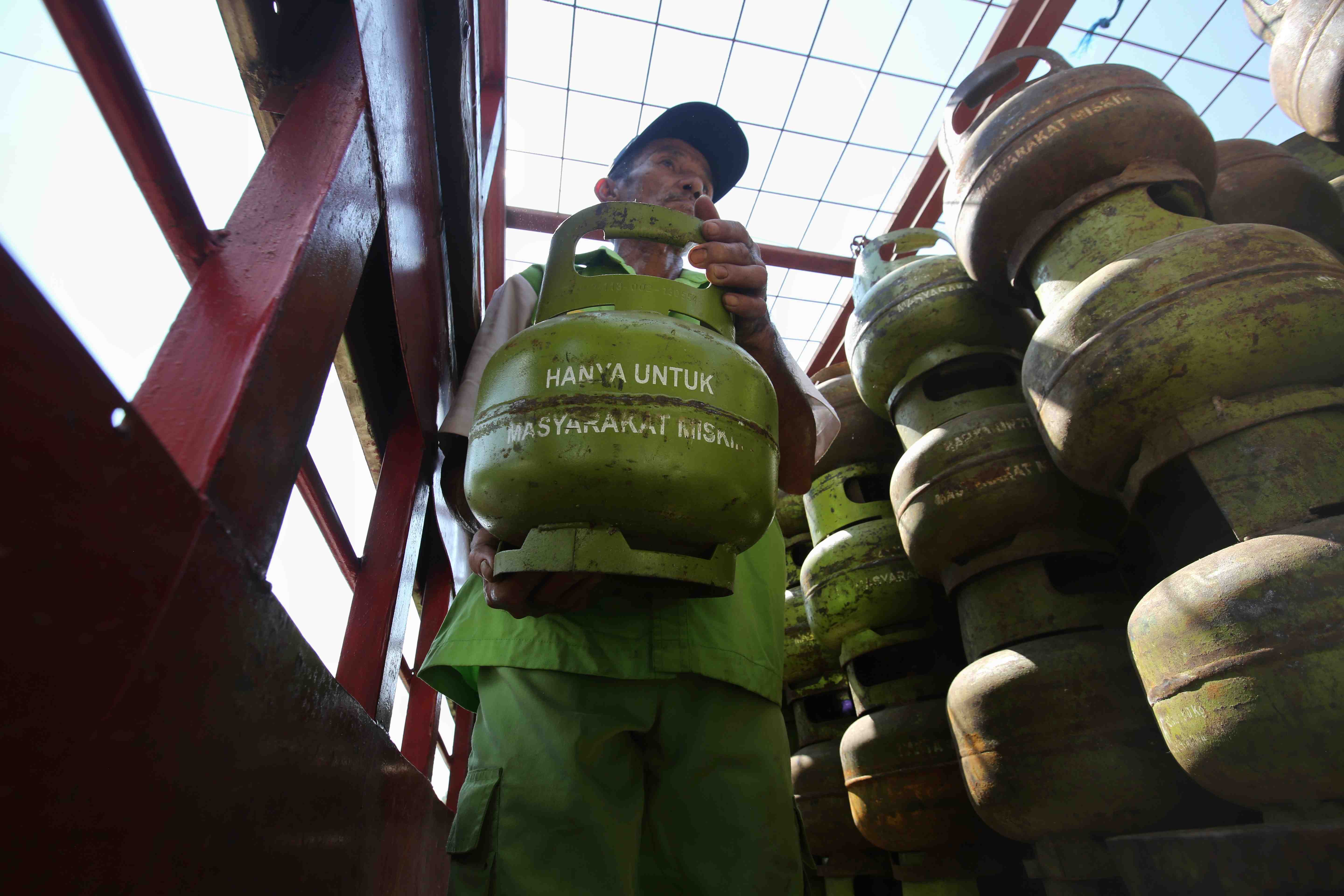 MEMBAWA TABUNG LPG 3 Kg