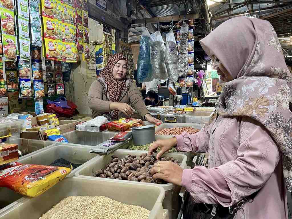 MEMILIH PALA DI PASAR