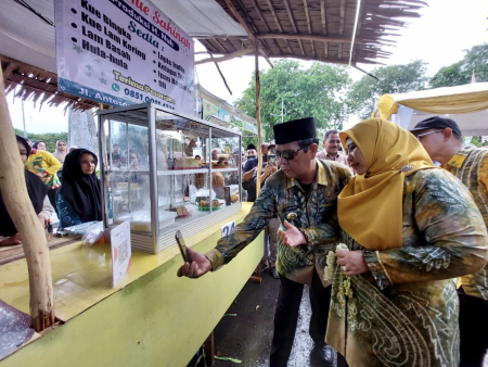 BERTRANSAKSI DI PASAR WADAI