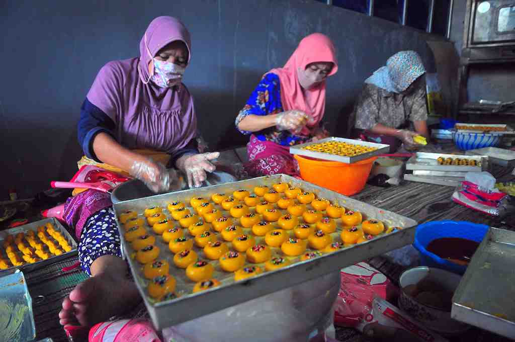 PRODUKSI KUE KERING UNTUK LEBARAN