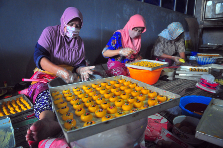 PRODUKSI KUE KERING UNTUK LEBARAN