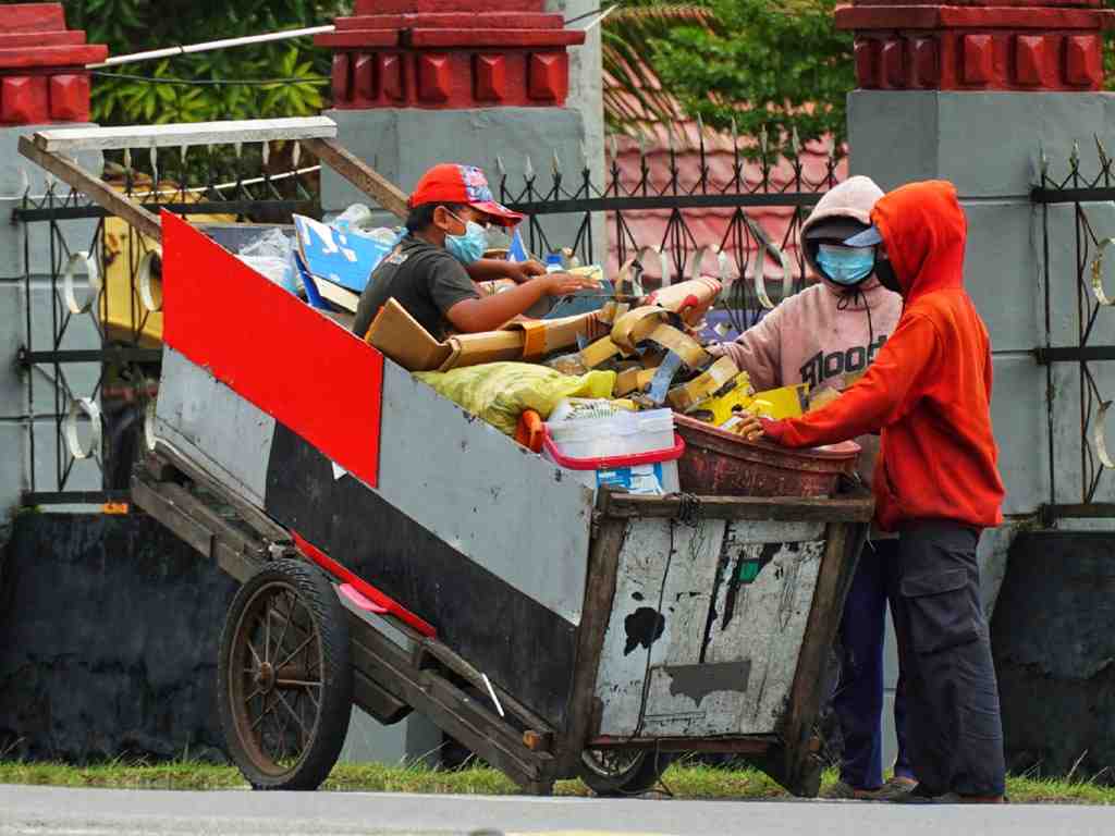 MENGUMPULKAN BARANG BEKAS