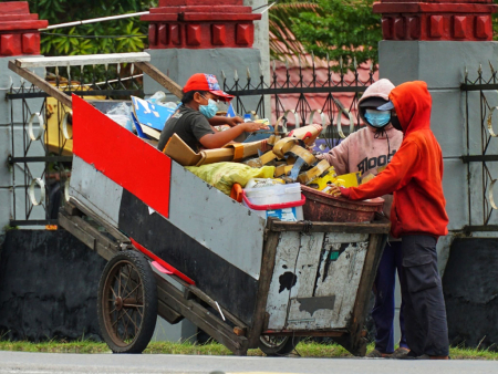 MENGUMPULKAN BARANG BEKAS