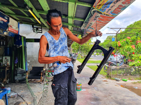 MENGECAT RANGKA SEPEDA MOTOR
