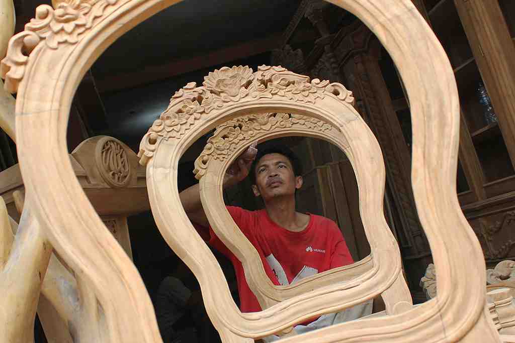 EKSPOR PRODUK FURNITUR DAN UKIRAN KAYU JATI