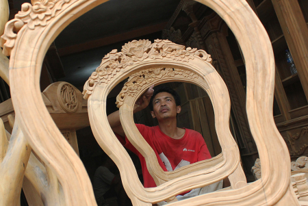 EKSPOR PRODUK FURNITUR DAN UKIRAN KAYU JATI