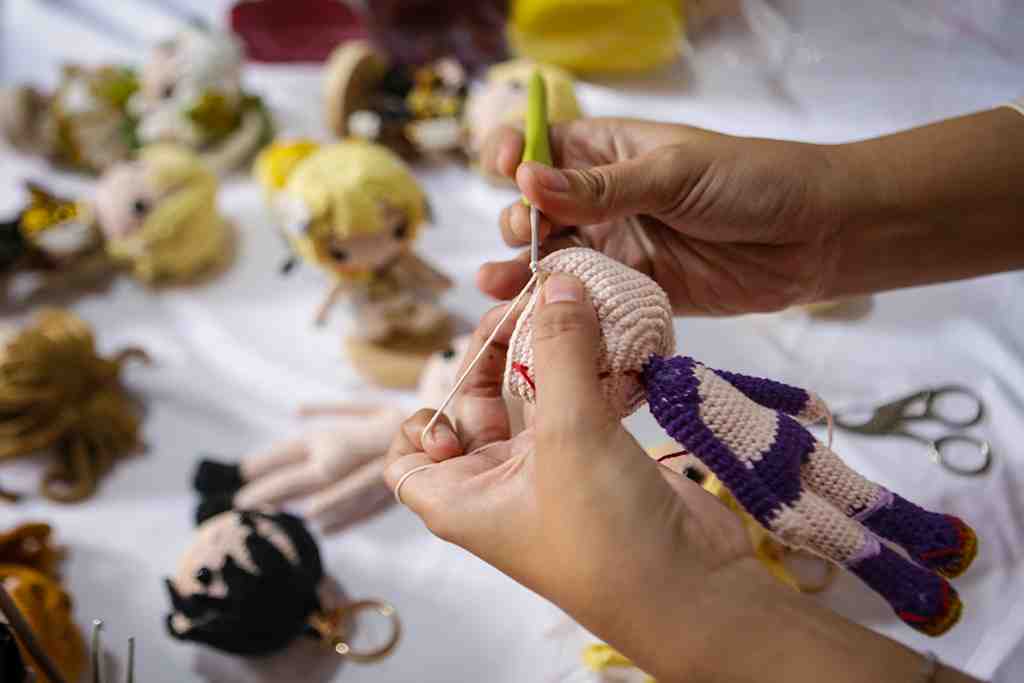 PERAJIN BONEKA RAJUT KARAKTER GIM DARING
