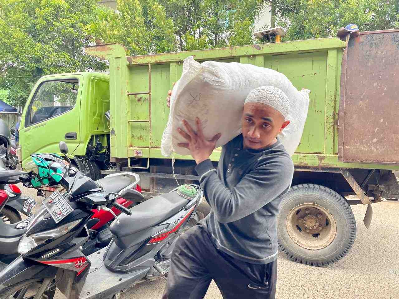 BAGIKAN BERAS KE MASYARAKAT