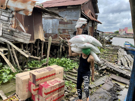 ANGKUT BAHAN POKOK KE KAPAL