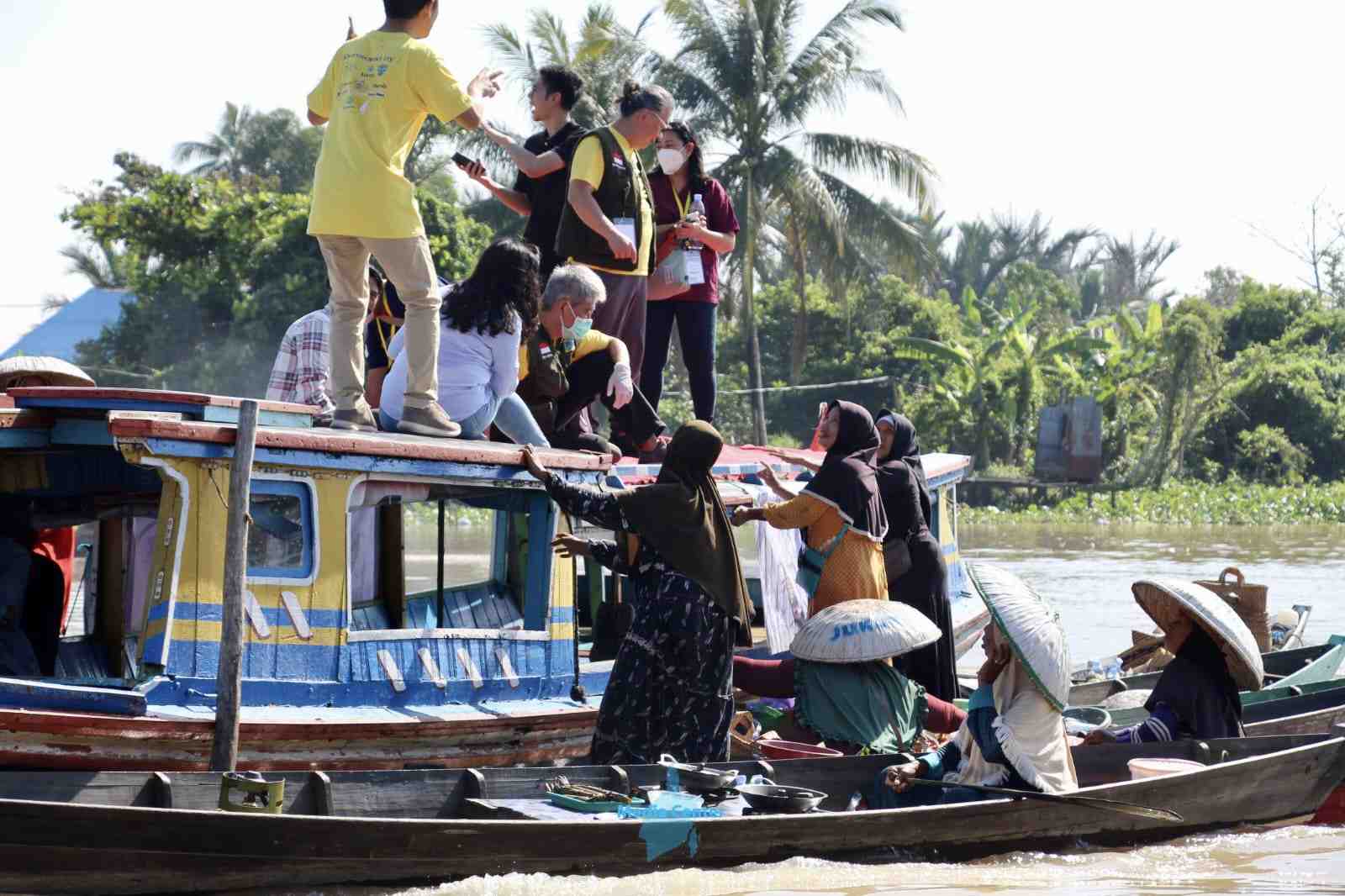 ACIL JUKUNG SERBU PERAHU PENGUNJUNG