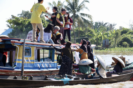 ACIL JUKUNG SERBU PERAHU PENGUNJUNG