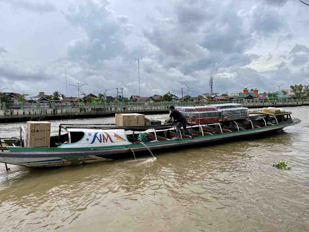 ANGKUT KASUR DENGAN KAPAL BARANG 