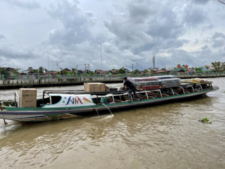 ANGKUT KASUR DENGAN KAPAL BARANG 