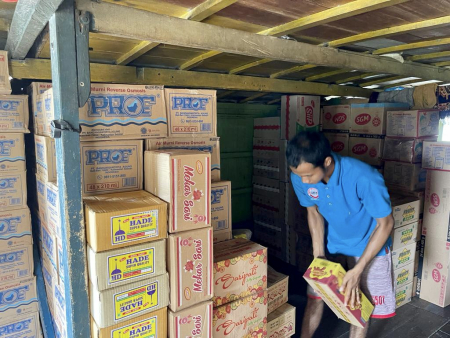 SUSUN BAHAN POKOK DI KAPAL