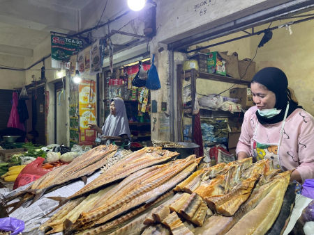 PENJUAL IKAN ASIN