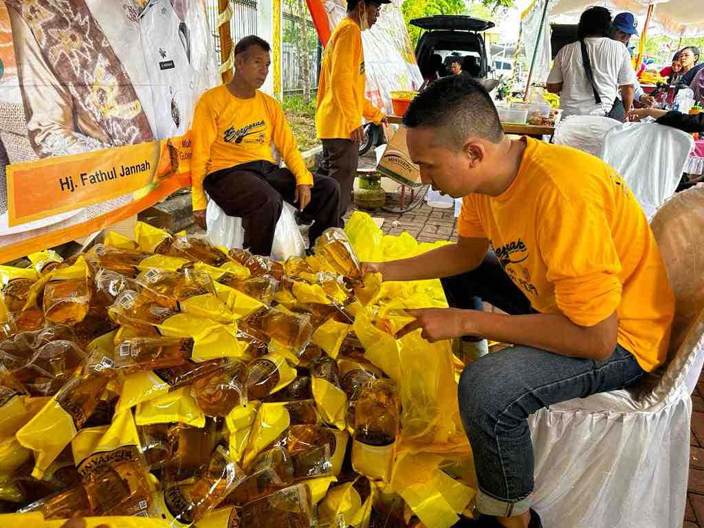 MEMBUNGKUS MINYAK GORENG