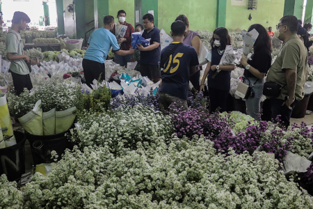 KENAIKAN OMZET PEDAGANG BUNGA