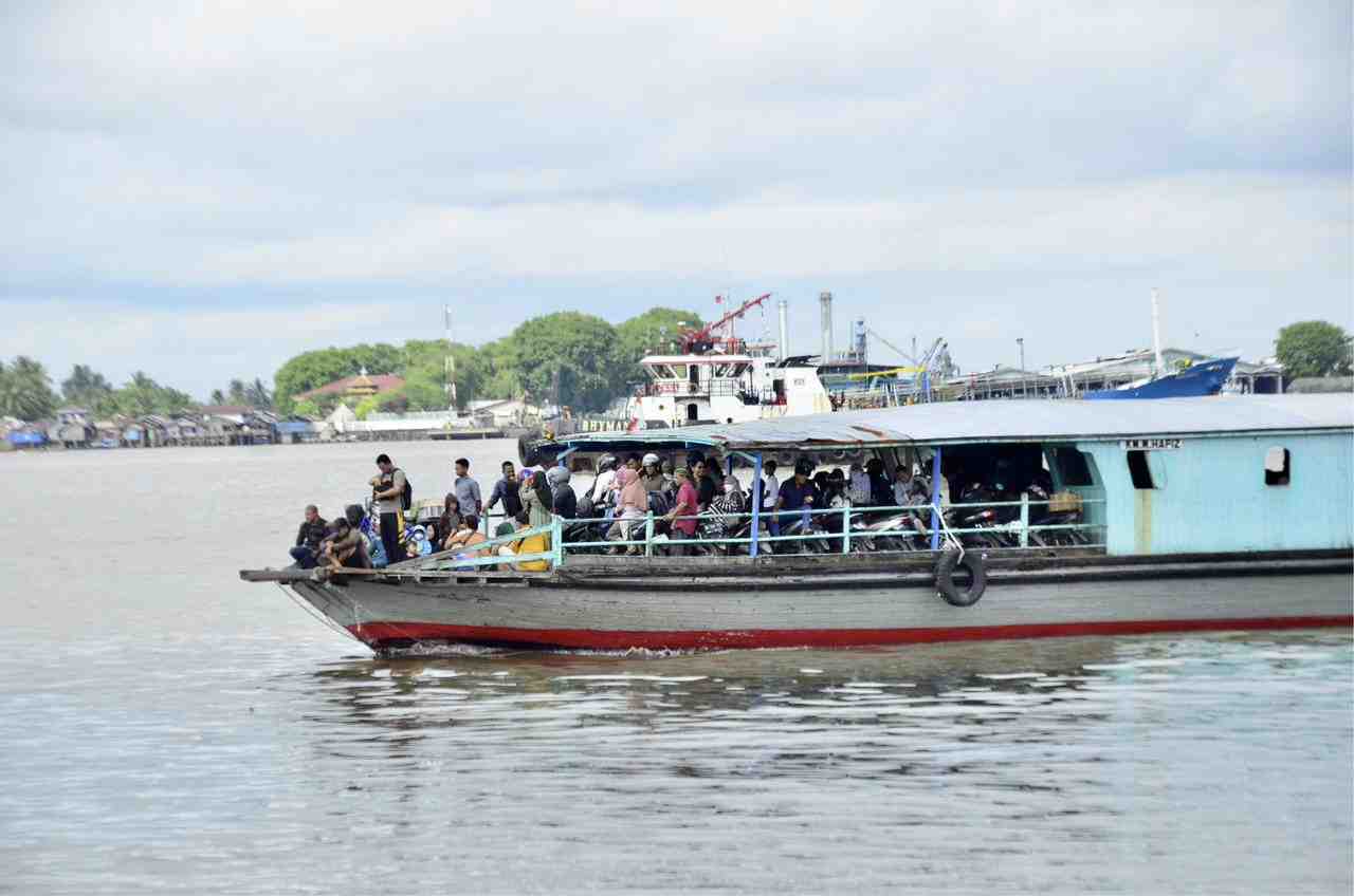 MENYEBERANG MENGGUNAKAN FERRY