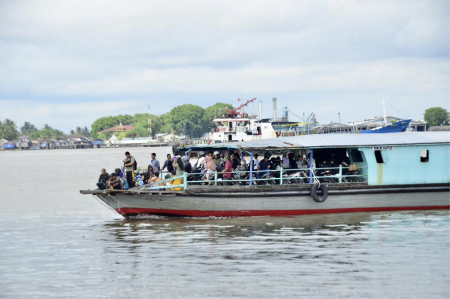 MENYEBERANG MENGGUNAKAN FERRY