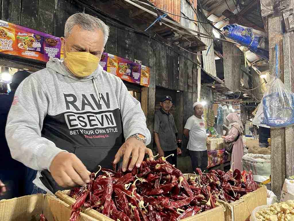 MEMBELI CABAI MERAH KERING