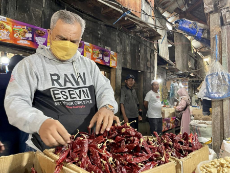 MEMBELI CABAI MERAH KERING