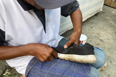 PENJAHIT SEPATU