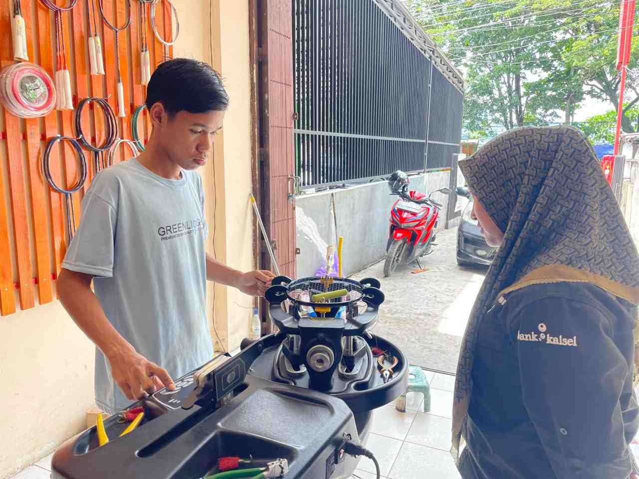 LIHAT PEMASANGAN SENAR RAKET