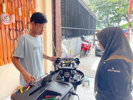 LIHAT PEMASANGAN SENAR RAKET